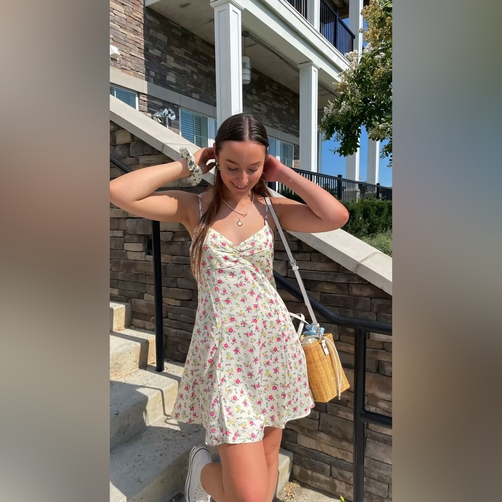 💖 Zara Floral Halter Mini Summer Dress – Open Back – Size Medium ✨